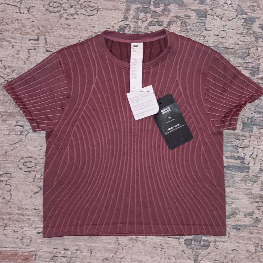 Fabletics Seamless Baby Tee 4 Way Stretch Size Medium Nwt